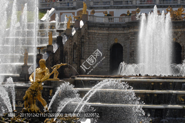 Fountain,Samson在Peterhof；圣彼得堡；俄羅斯。