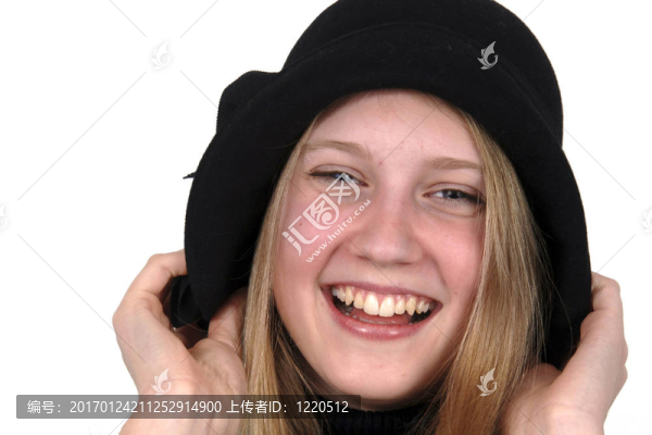 金發(fā)少女戴黑帽