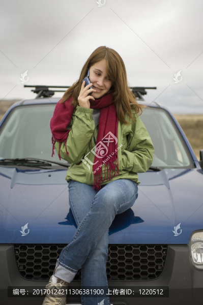 十幾歲的女孩在她的手機上打電話