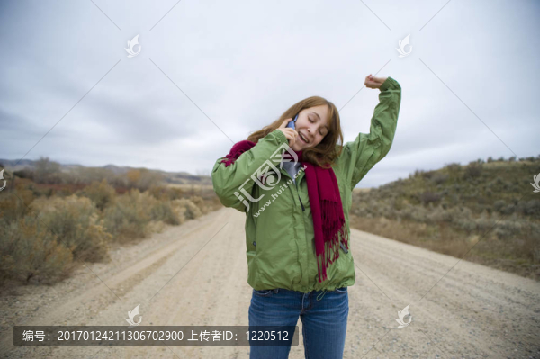 十幾歲的女孩在一個手機上說話