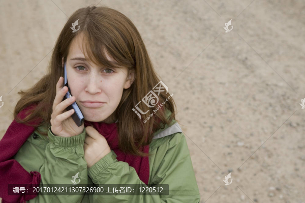 十幾歲的女孩在一個手機上說話