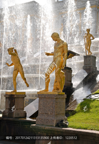 大瀑布噴泉在Peterhof。圣彼得堡。