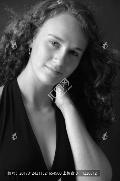 一個十幾歲女孩的黑白肖像