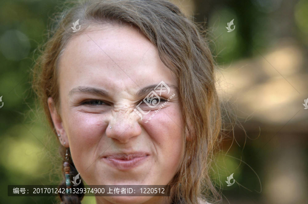 滑稽表情的少女