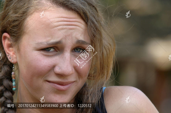 滑稽表情的少女-匯圖網(wǎng) www.fosd68.com 滑稽表情的少女