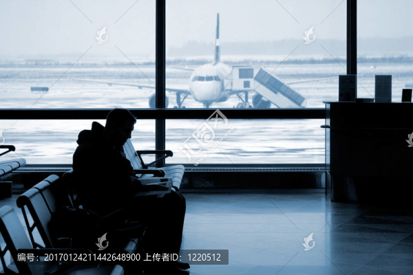 在機(jī)場(chǎng)