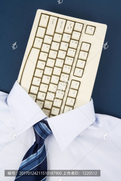 襯衫和電腦鍵盤