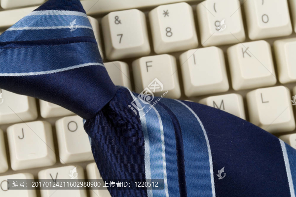 藍(lán)色的領(lǐng)帶和鍵盤