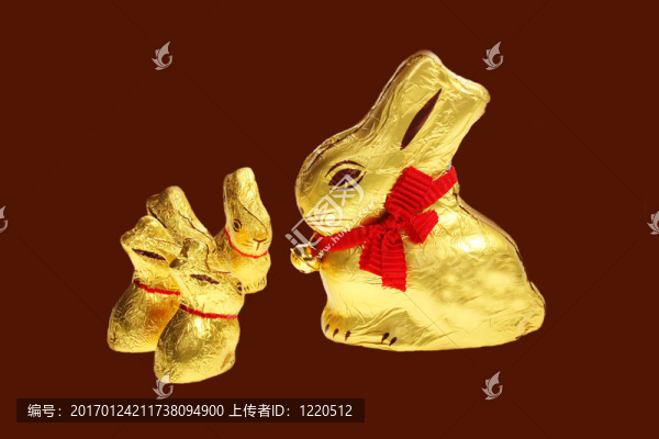 金色的巧克力復(fù)活節(jié)兔子的家庭