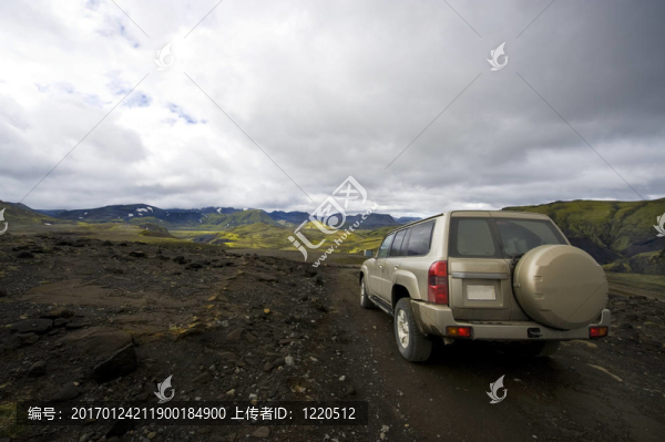 在Landmannarlaugar開車