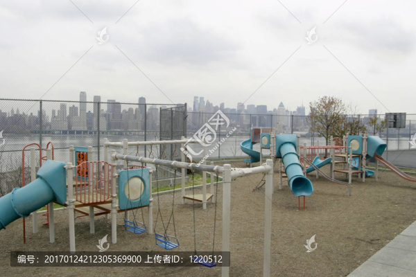 操場(chǎng)與曼哈頓在后面的紐約天際線-匯圖網(wǎng) www.fosd68.com 操場(chǎng)與曼哈頓在后面的紐約天際線