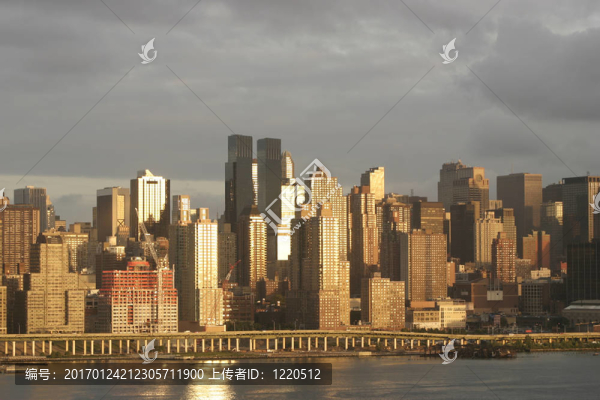 夕陽反射在高樓林立的曼哈頓