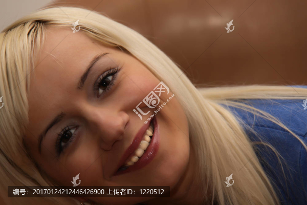 風格的金發(fā)女人