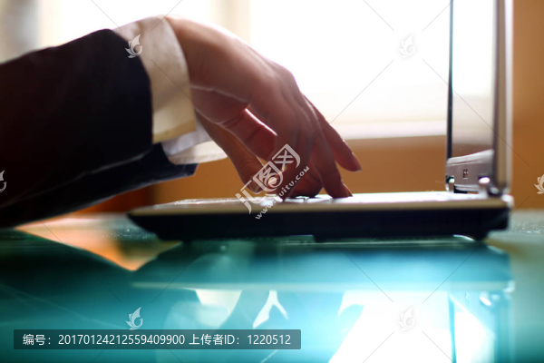 筆記本電腦工作的手