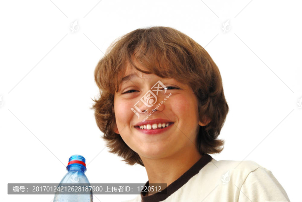 微笑的十幾歲的男孩在drinkng水
