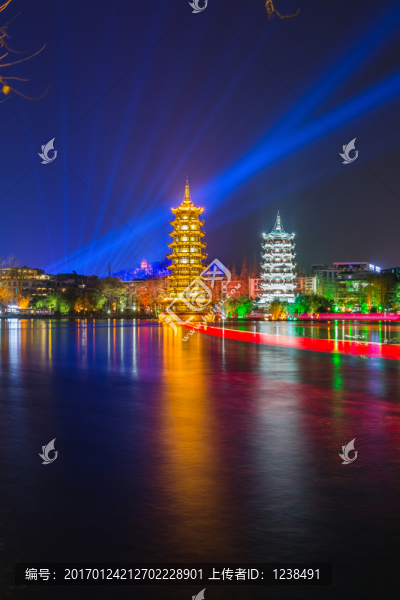 不同背景燈光的桂林日月雙塔夜