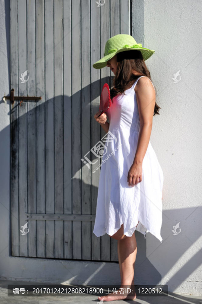 漂亮女孩在夏天擺姿勢(shì)