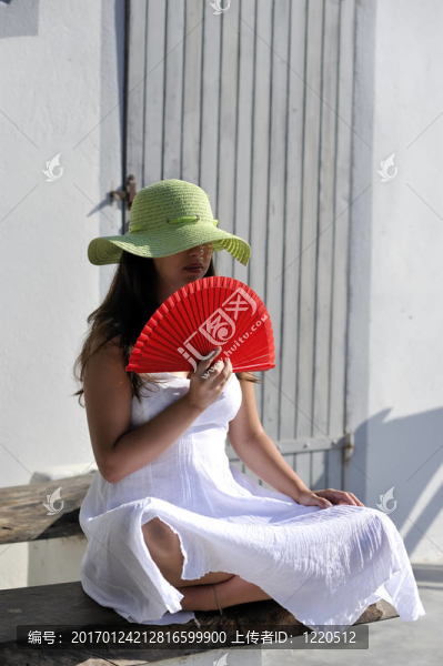漂亮女孩在夏天擺姿勢(shì)