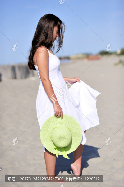 在海灘上放松的女人