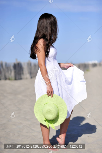 在海灘上放松的女人