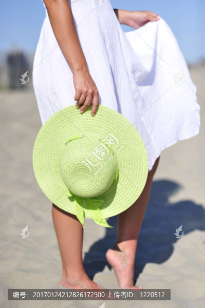 在海灘上放松的女人