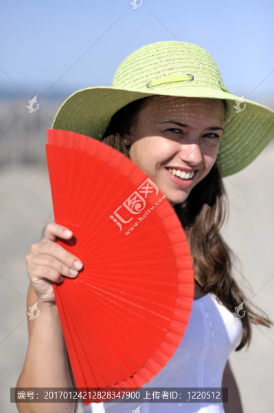 在海灘上放松的女人
