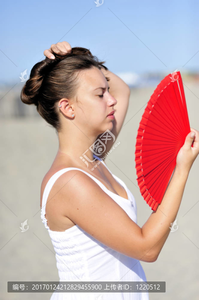 在海灘上放松的女人