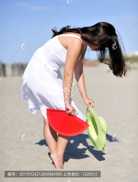 在海灘上放松的女人