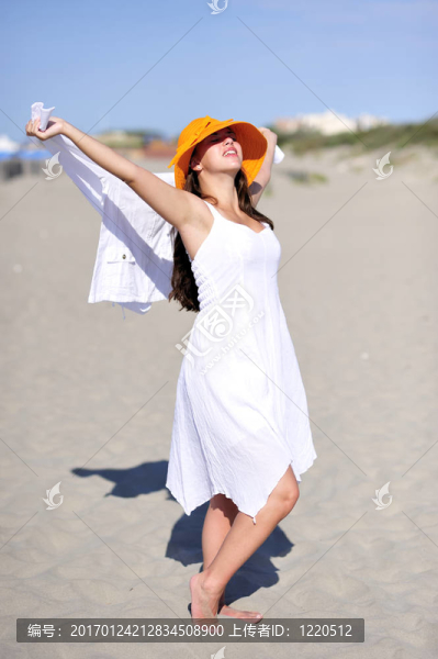 在海灘上放松的女人