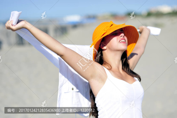 在海灘上放松的女人