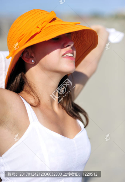 在海灘上放松的女人