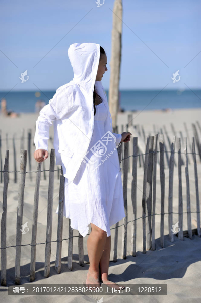在海灘上放松的女人