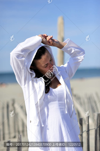 在海灘上放松的女人