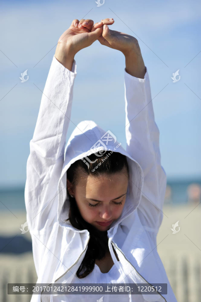 在海灘上放松的女人