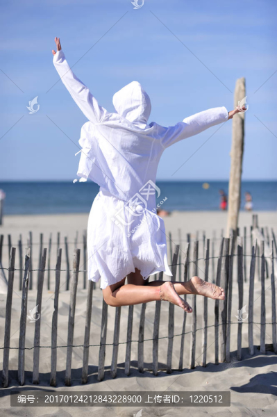 在海灘上放松的女人