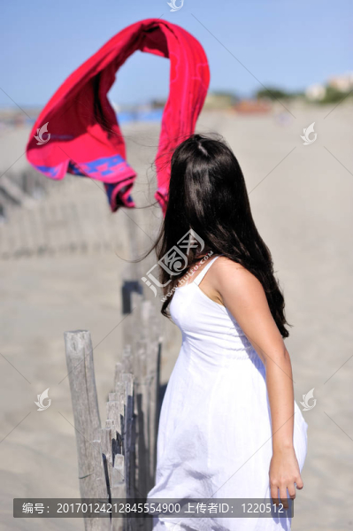 在海灘上放松的女人