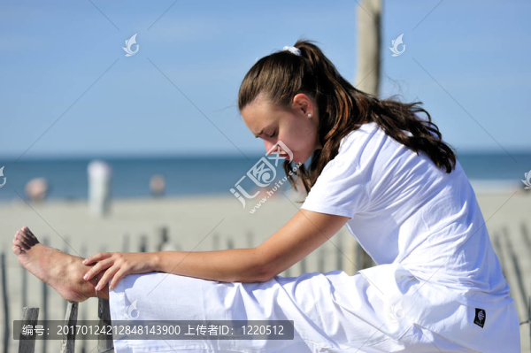在海灘上放松的女人
