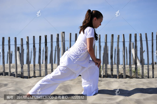 在海灘上放松的女人