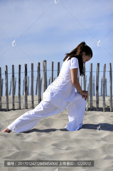 在海灘上放松的女人