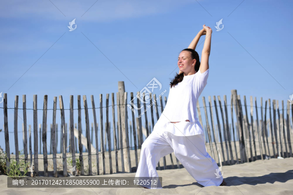在海灘上放松的女人