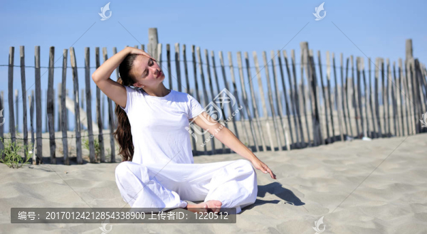 在海灘上放松的女人-匯圖網(wǎng) www.fosd68.com 在海灘上放松的女人