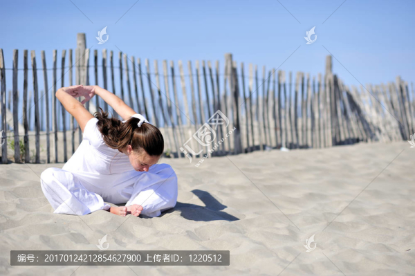 在海灘上放松的女人