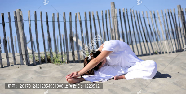 在海灘上放松的女人