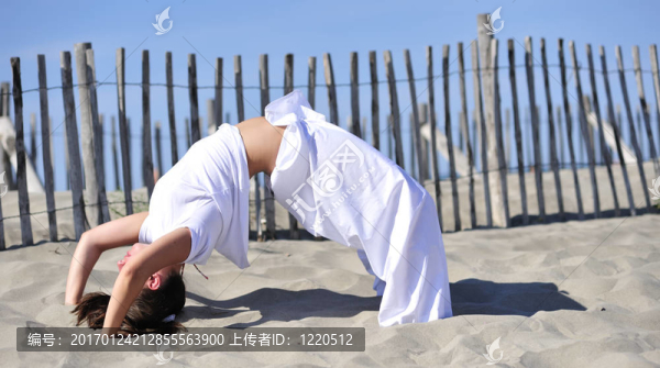 在海灘上放松的女人