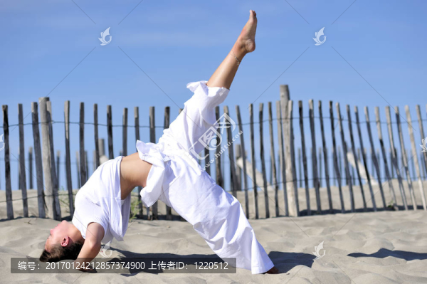 在海灘上放松的女人