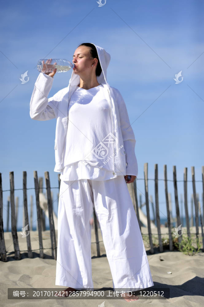 在海灘上放松的女人