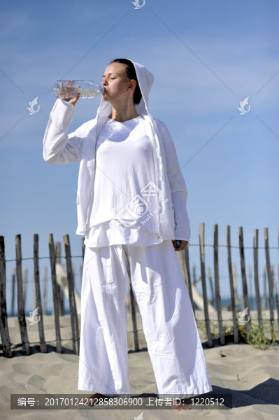 在海灘上放松的女人