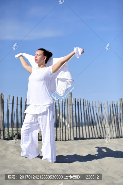 在海灘上放松的女人