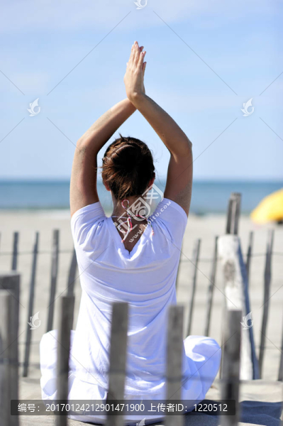 在海灘上放松的女人