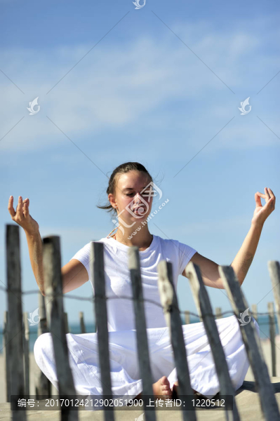 在海灘上放松的女人